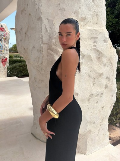 Η Dua Lipa φόρεσε Calvin Klein Collection για το δείπνο πριν από τα γενέθλιά της στην Ίμπιζα