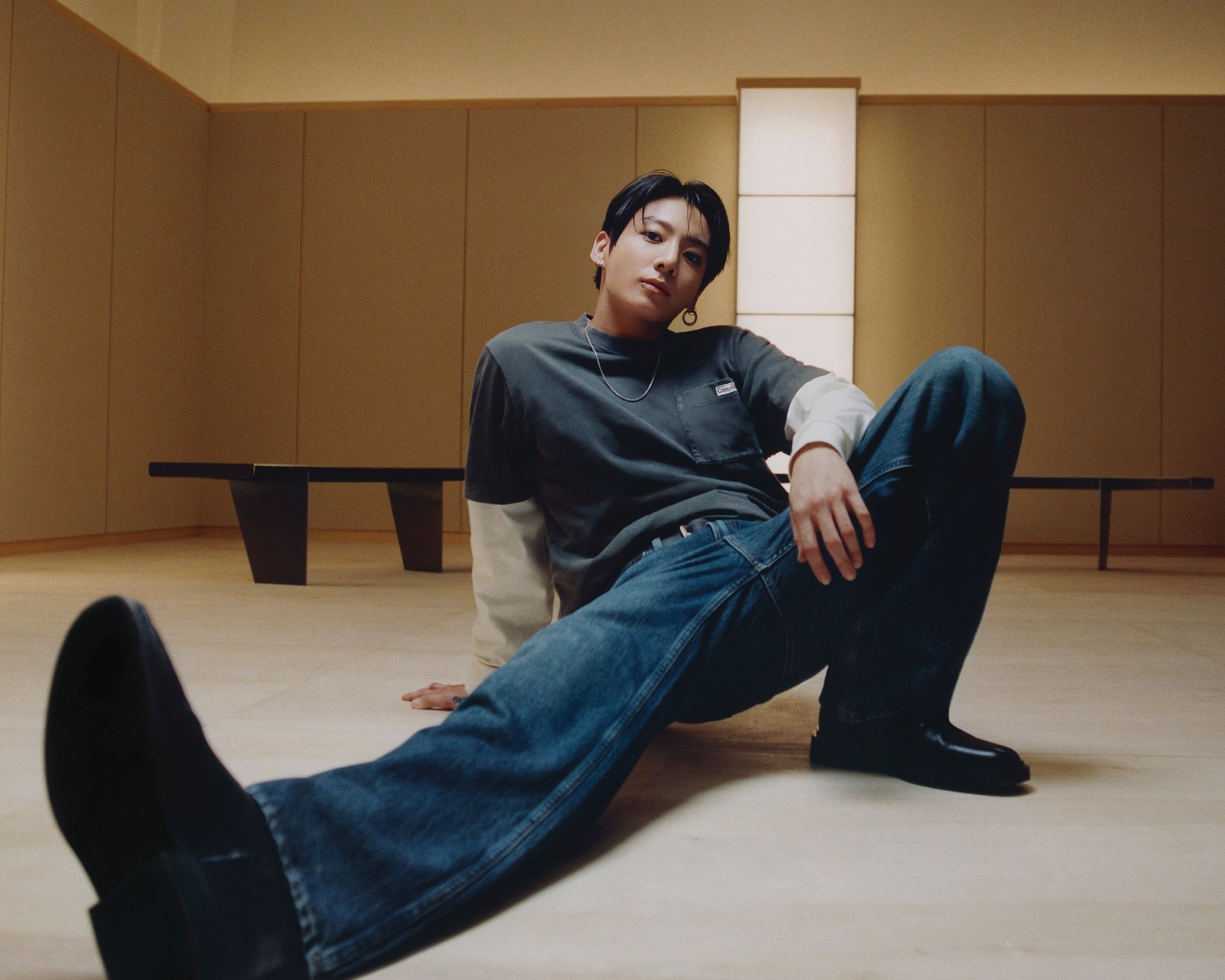 Η Calvin Klein παρουσιάζει το τρίτο κεφάλαιο της denim καμπάνιας “Feel the Fit” για το Φθινόπωρο 2026, με πρωταγωνιστή τον Jung Kook  των BTS