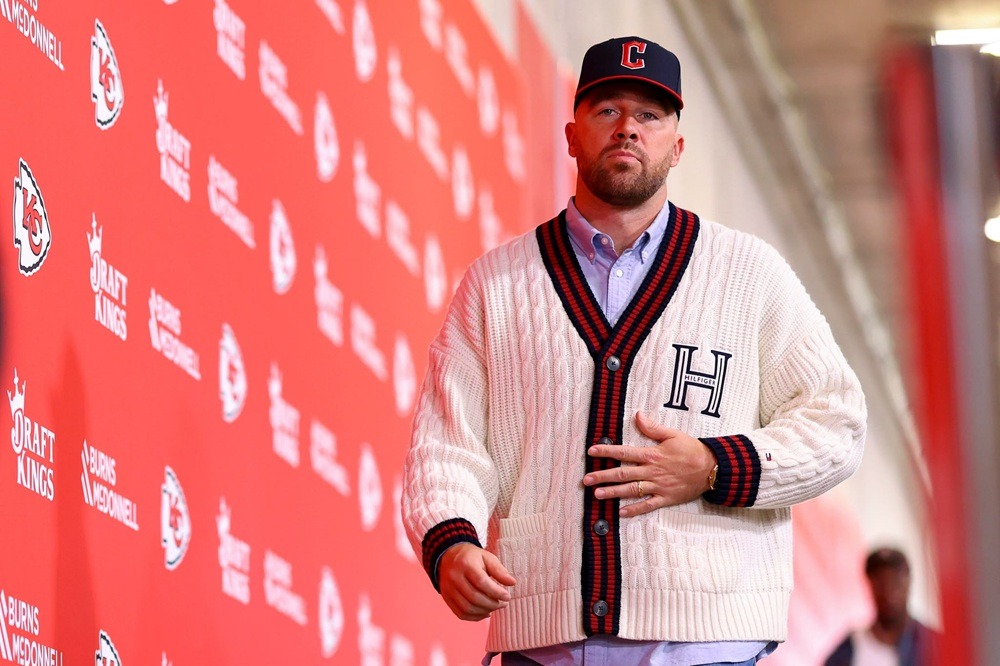 Ο Travis Kelce ξεχώρισε με ένα look από τη συλλογή Tommy Hilfiger Fall 2026 στον αγώνα των Kansas City Chiefs
