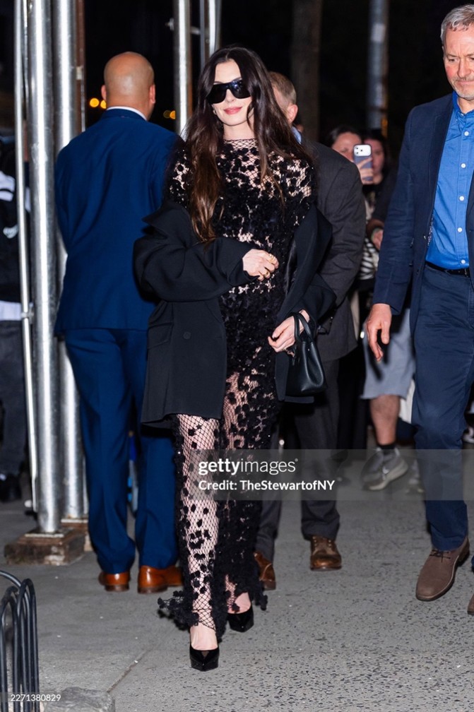 Η Calvin Klein έντυσε την Anne Hathaway για το listening party και το Q&A event του «Mother Mary» στη Νέα Υόρκη.