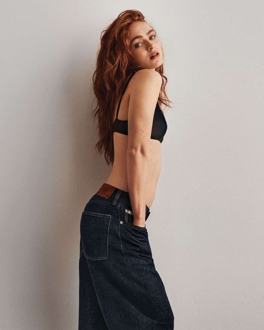 Η Calvin Klein παρουσιάζει τη denim καμπάνια “Feel the Fit” για το Φθινόπωρο 2026,  με πρωταγωνίστρια τη Sadie Sink