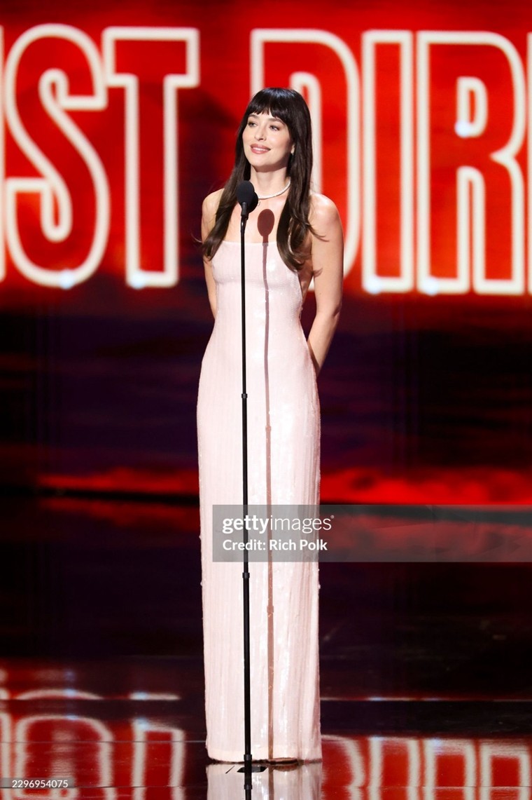 Η Dakota Johnson φόρεσε Calvin Klein Collection στα 2026 MTV Video Music Awards (VMAs)